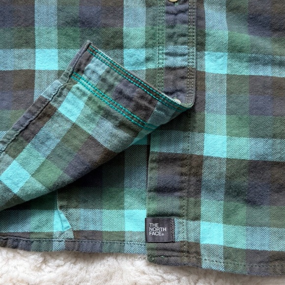 The North Face Women’s Fitted Plaid Cotton Roll-Tab Button Down Shirt - Picture 10 of 16